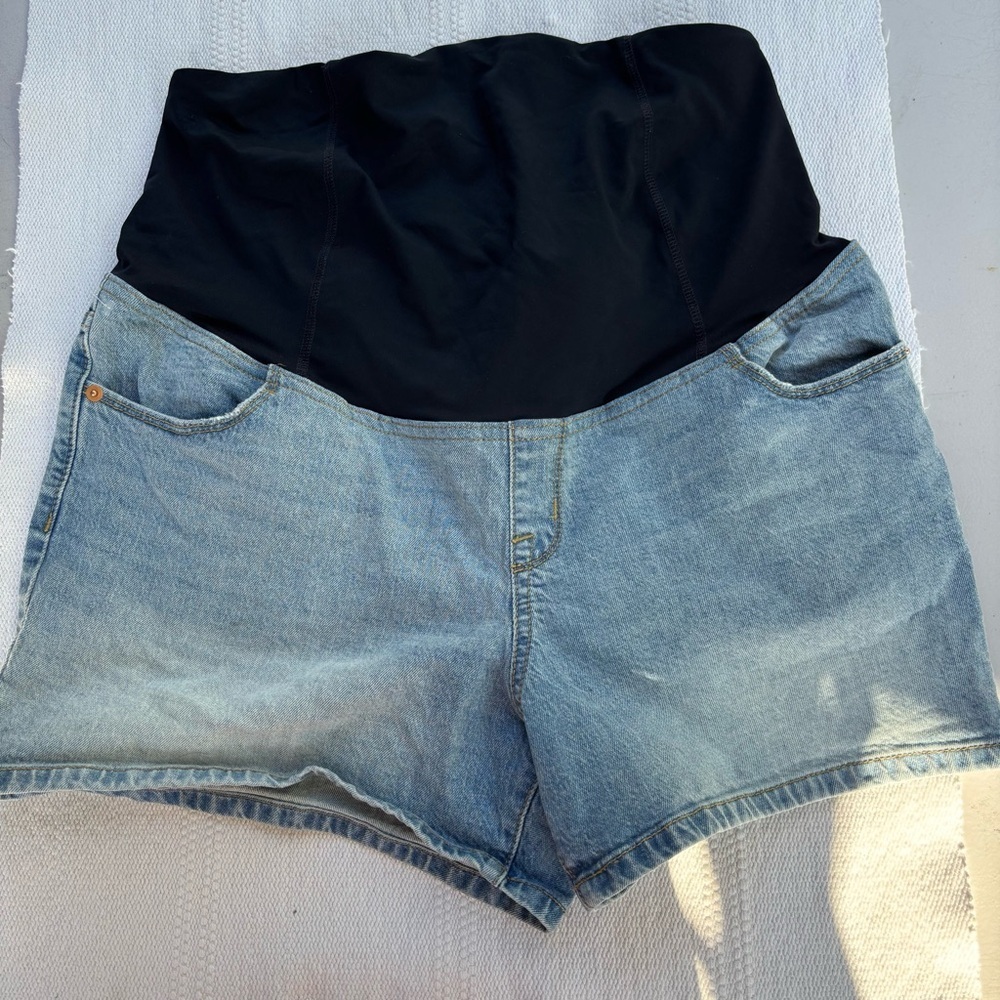 Isabel Maternity Lightwash Denim Shorts with cross over panel size 12